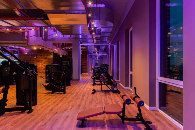 SportsClub Hamburg Hafencity: Licht und Sound von Aschenbach TechnikDesign