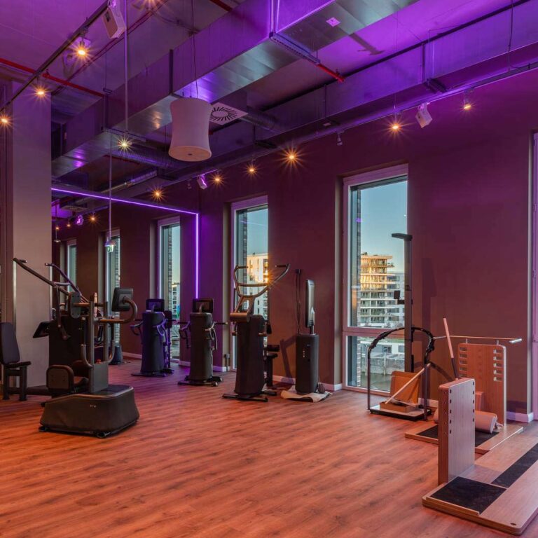 SportsClub Hamburg Hafencity: Licht und Sound von Aschenbach TechnikDesign